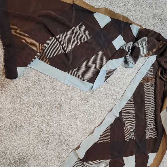 Burberry Vintage Large Oblong Silk Scarf - authentic - Picture 6 of 13